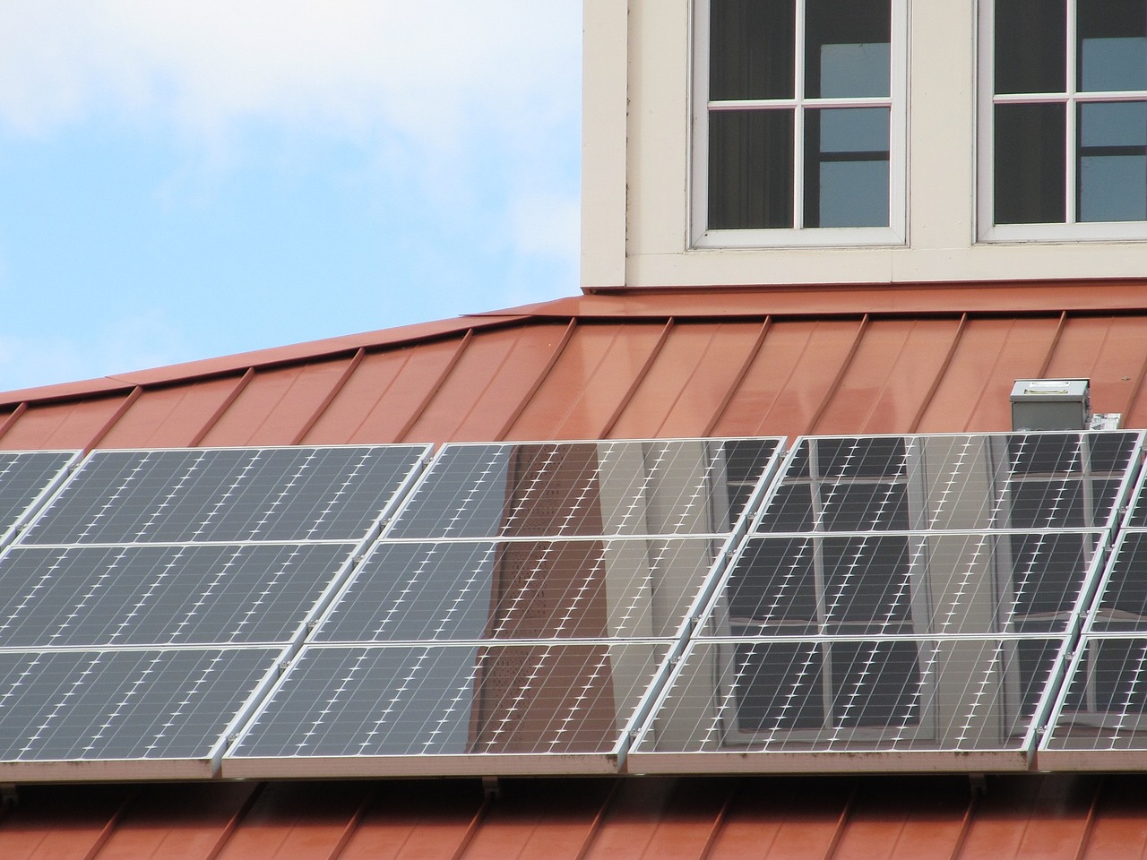 Ekologiczny dom. Monitoring zużycia energii – montaż instalacji PV. Kolektory słoneczne Rzeszów