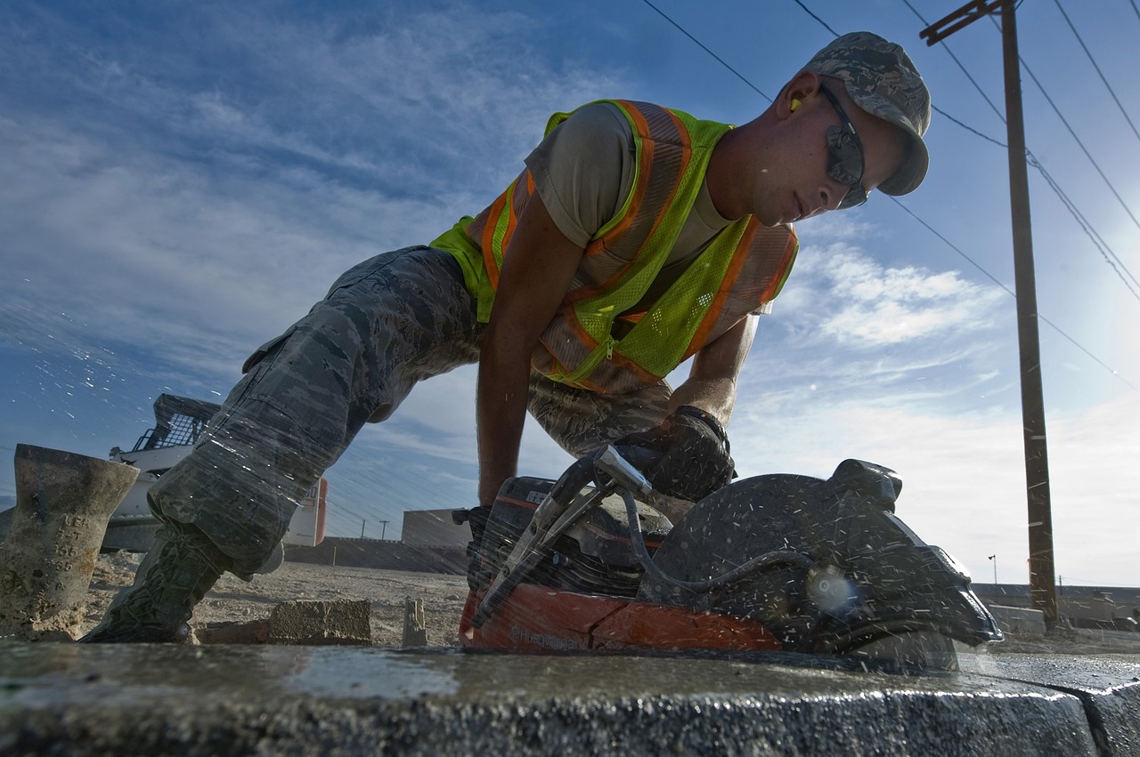 Praca w firmie budowlanej. Diamentowe cięcie betonu – cięcie i wiercenie w betonie